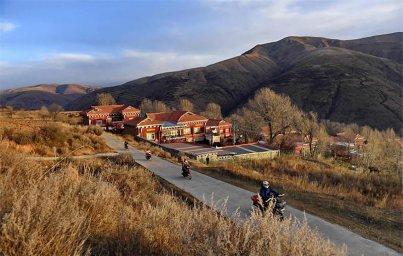 穿越群山 温暖小山村