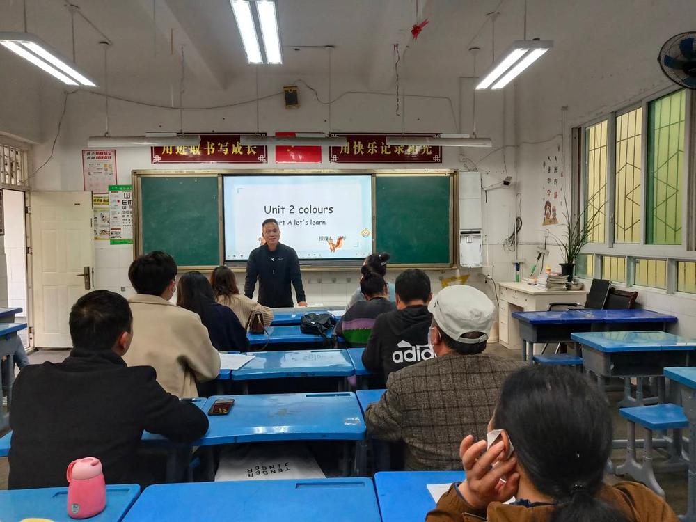 雷波县城关小学艺体组举行教研活动