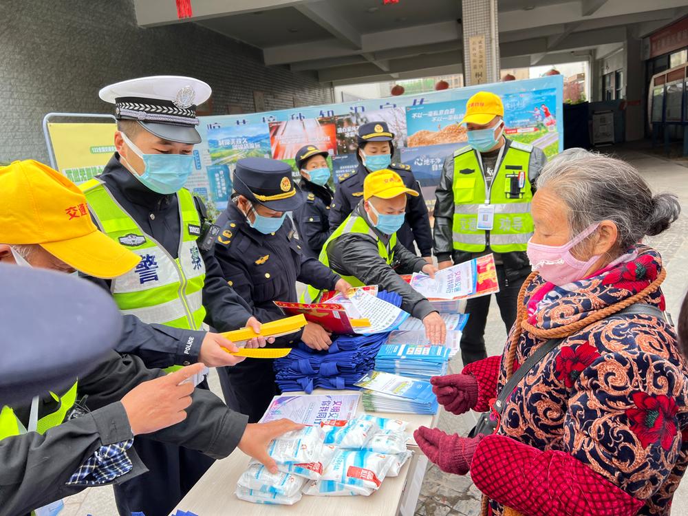 成都东部新区石板凳街道：交通宣传进社区 贴近居民讲安全