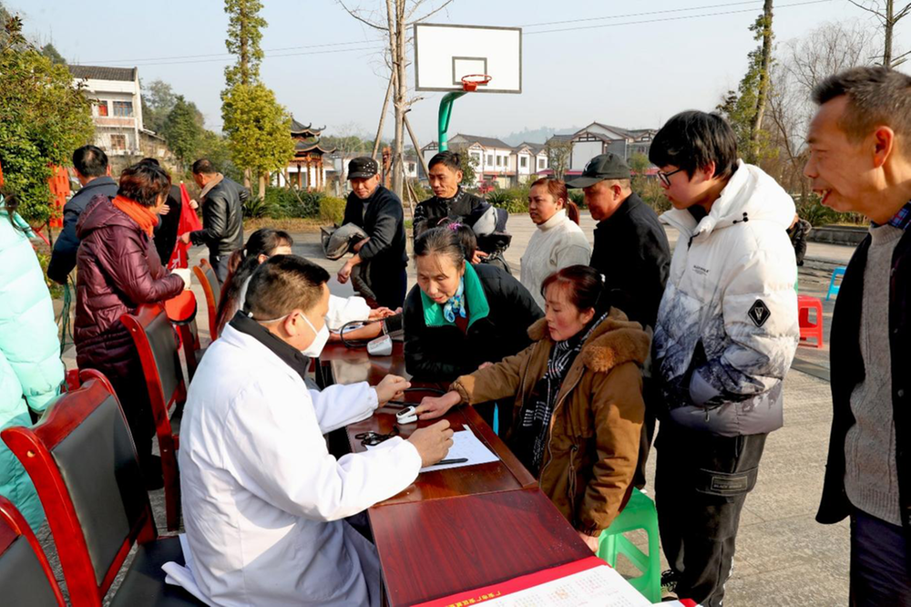 广安白衣天使走基层送健康