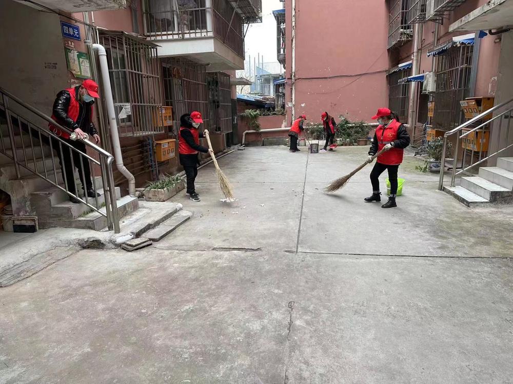 成都东部新区石板凳街道虎山社区开展“干净整洁迎新春 文明健康过春节”志愿服务活动