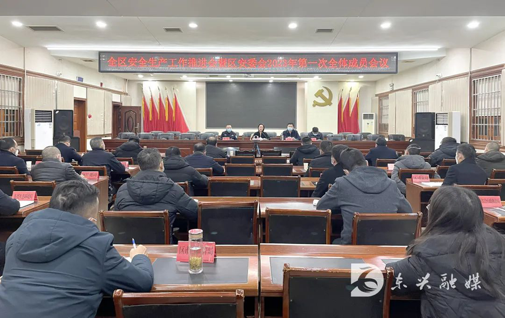 东兴区：多措并举严防控 确保安全“不放假”