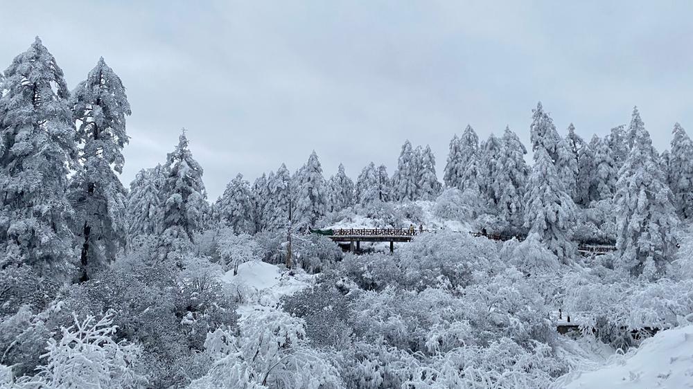 洪雅县：元旦跨年游 冰雪温泉受热捧