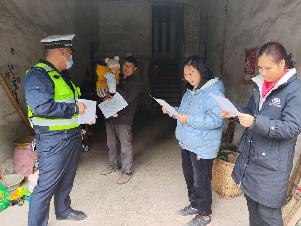 邻水县：交警进家庭  面对面宣讲交规