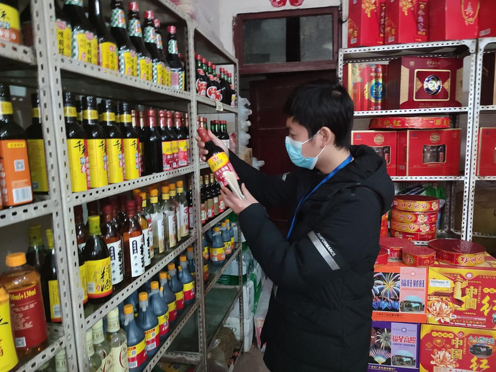 岳池县市场监管局兴隆所查处一起销售超过保质期食品案