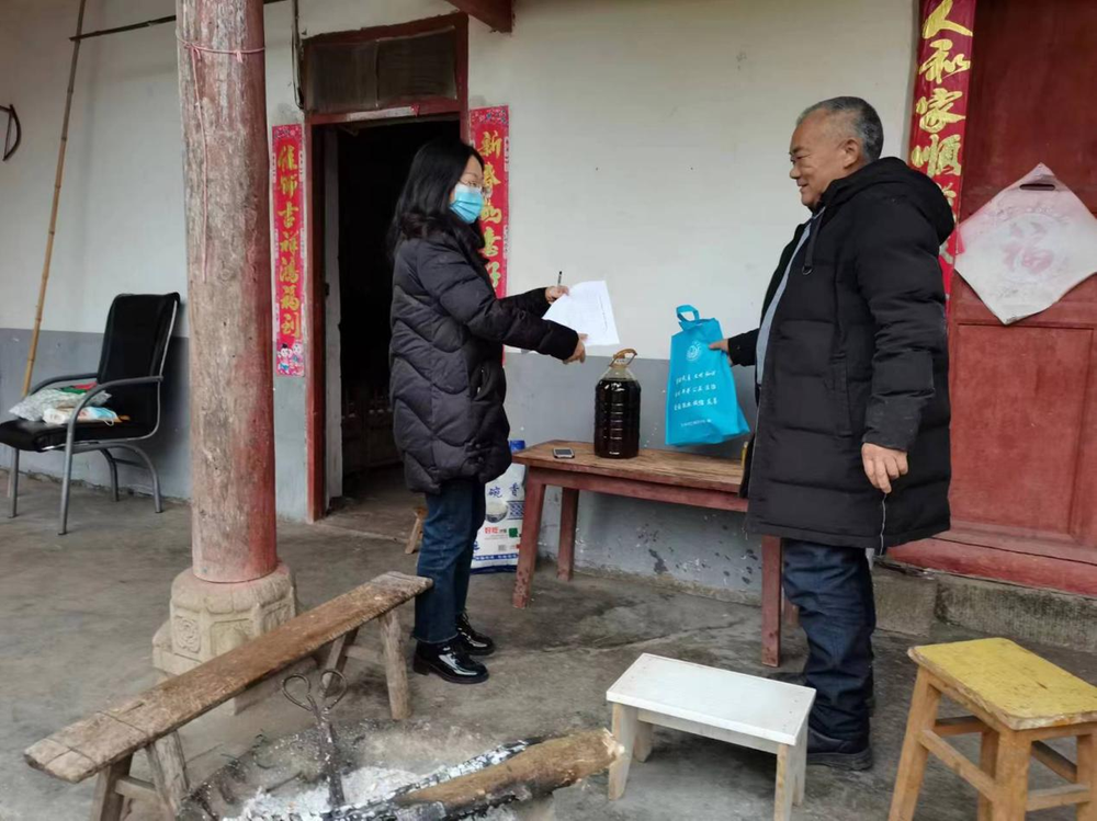 巴州区科协开展春节前走访慰问脱贫户活动