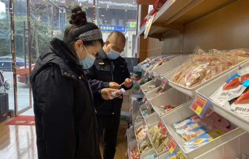 青神县市监局守护师生“舌尖上的安全”