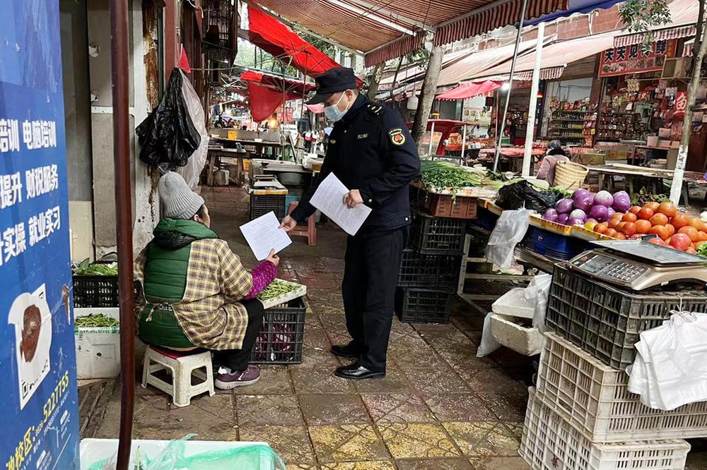 岳池县城市管理综合执法大队开展外出务工人员返乡禁毒宣传活动