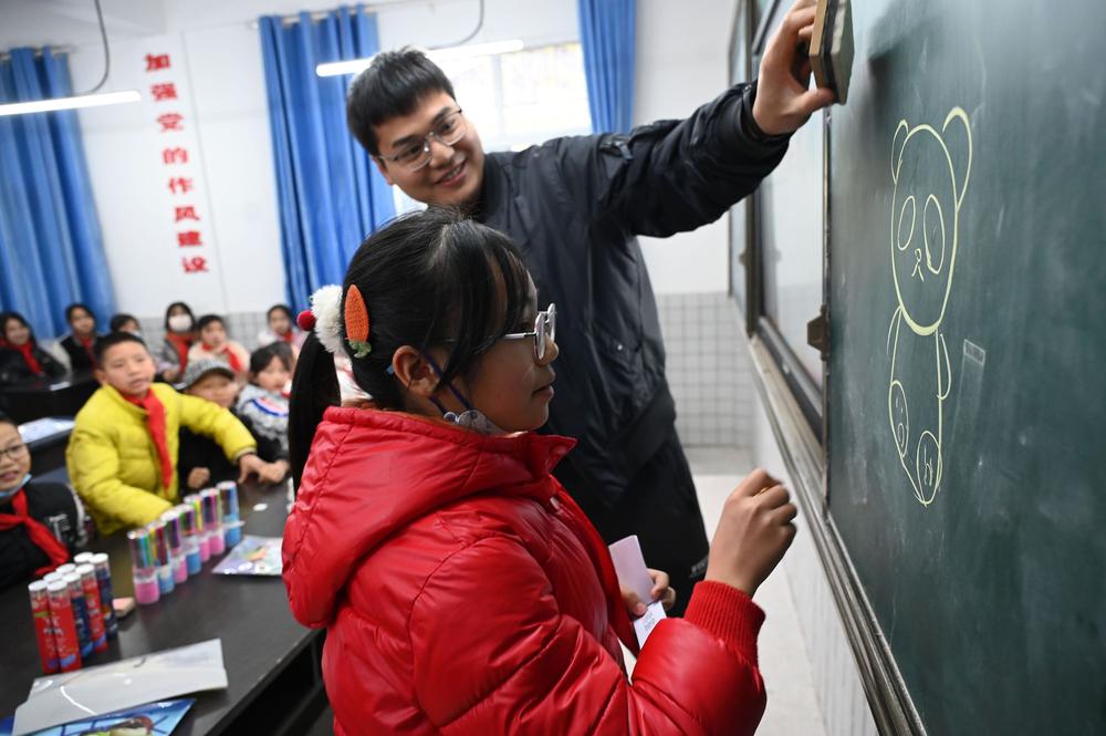 东兴区：大手牵小手 温暖进校园