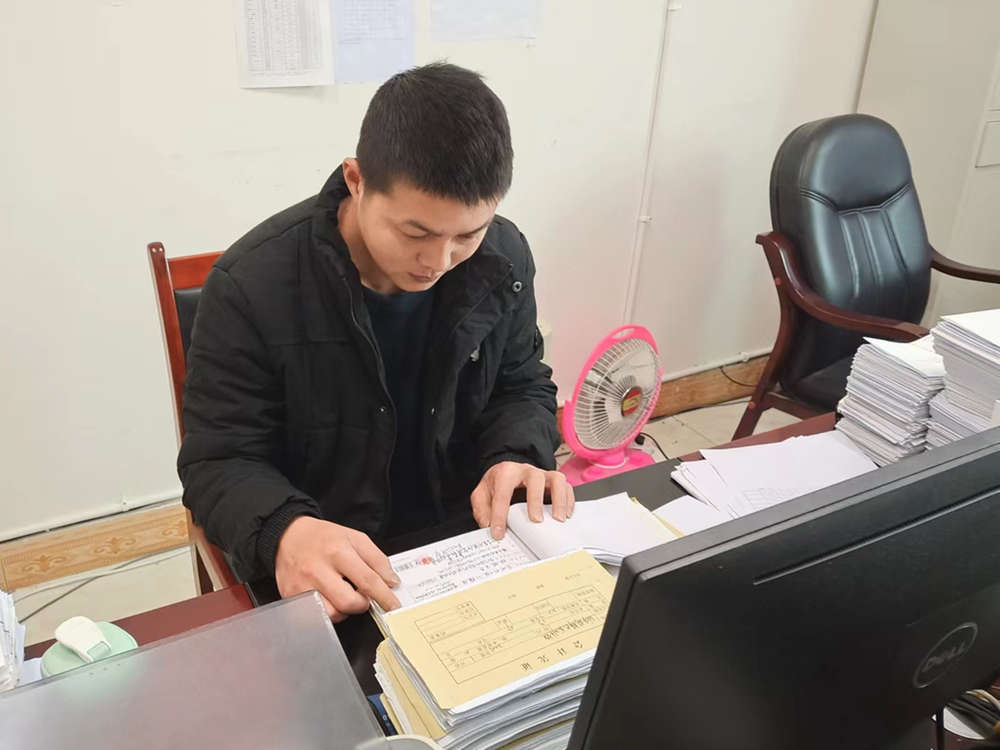 龙滩镇纪委开展村级财务监督检查