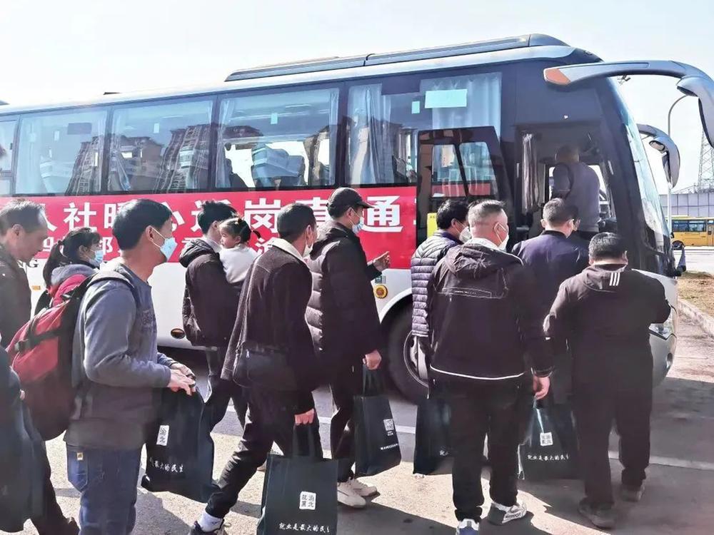 邻水县：川渝合作“送春风”　让农民工从家门到厂门