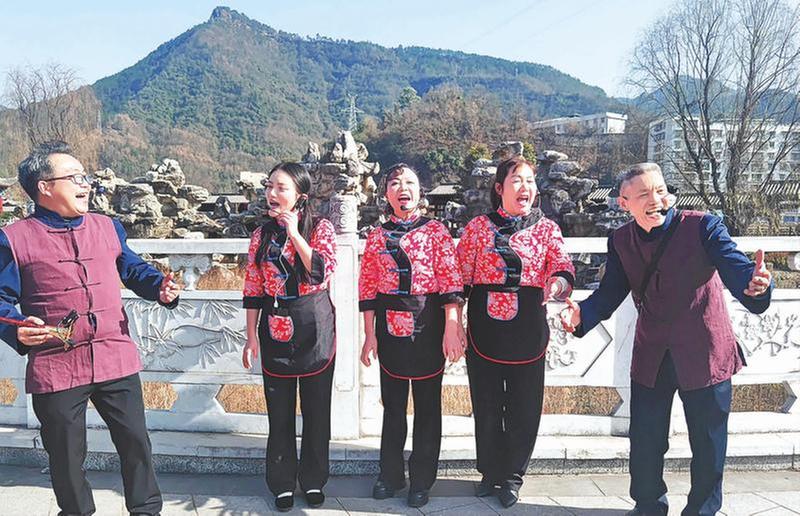 民歌唱响党的二十大