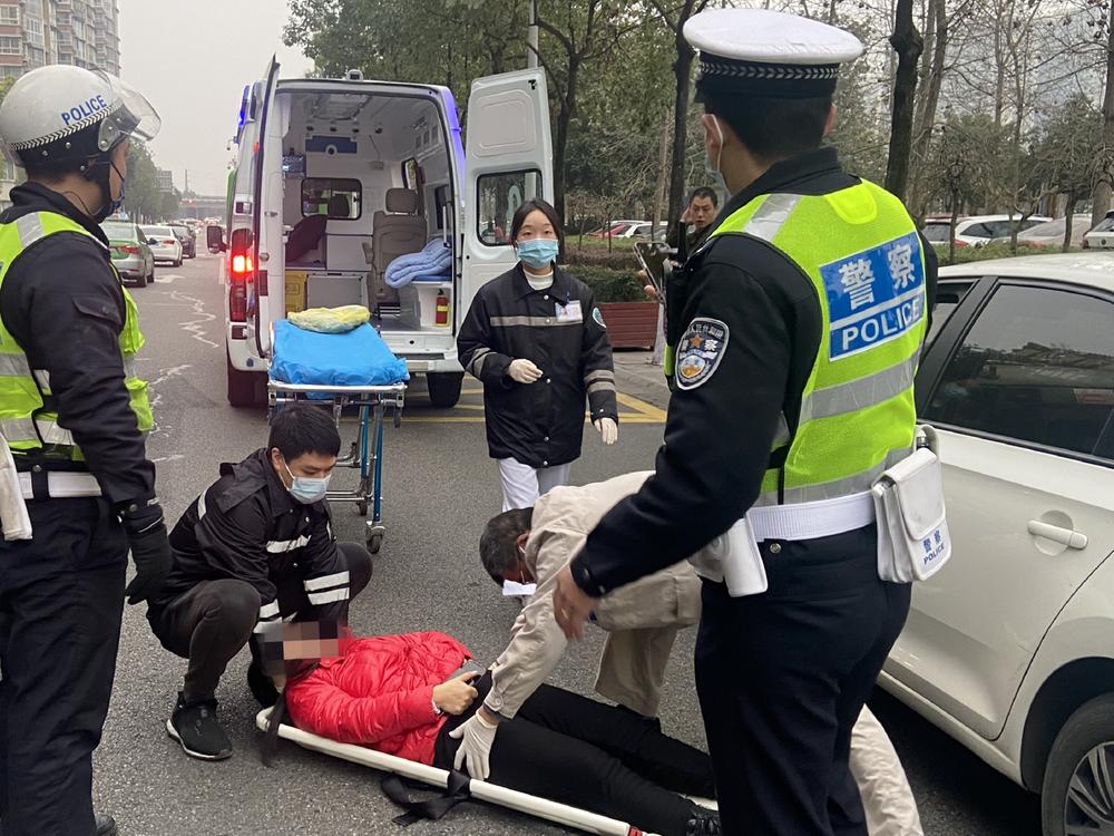 女子突发疾病 简阳交警及时救助