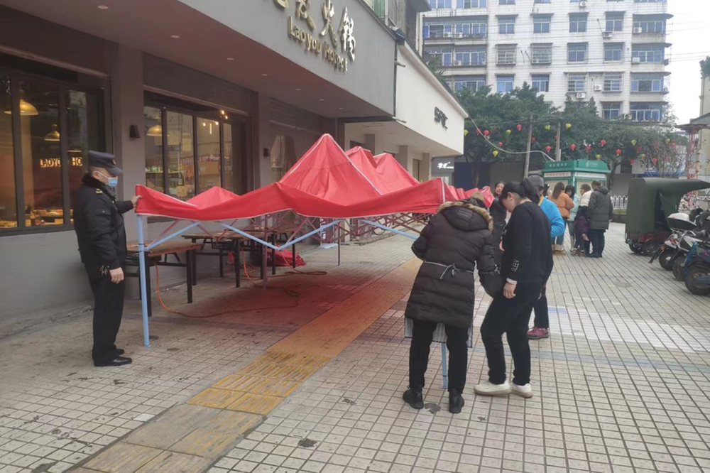 岳池县综合行政执法局“三举措”整治商铺占道经营