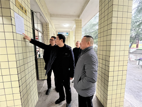 沙河镇乐坝小学迎接开学工作督查 