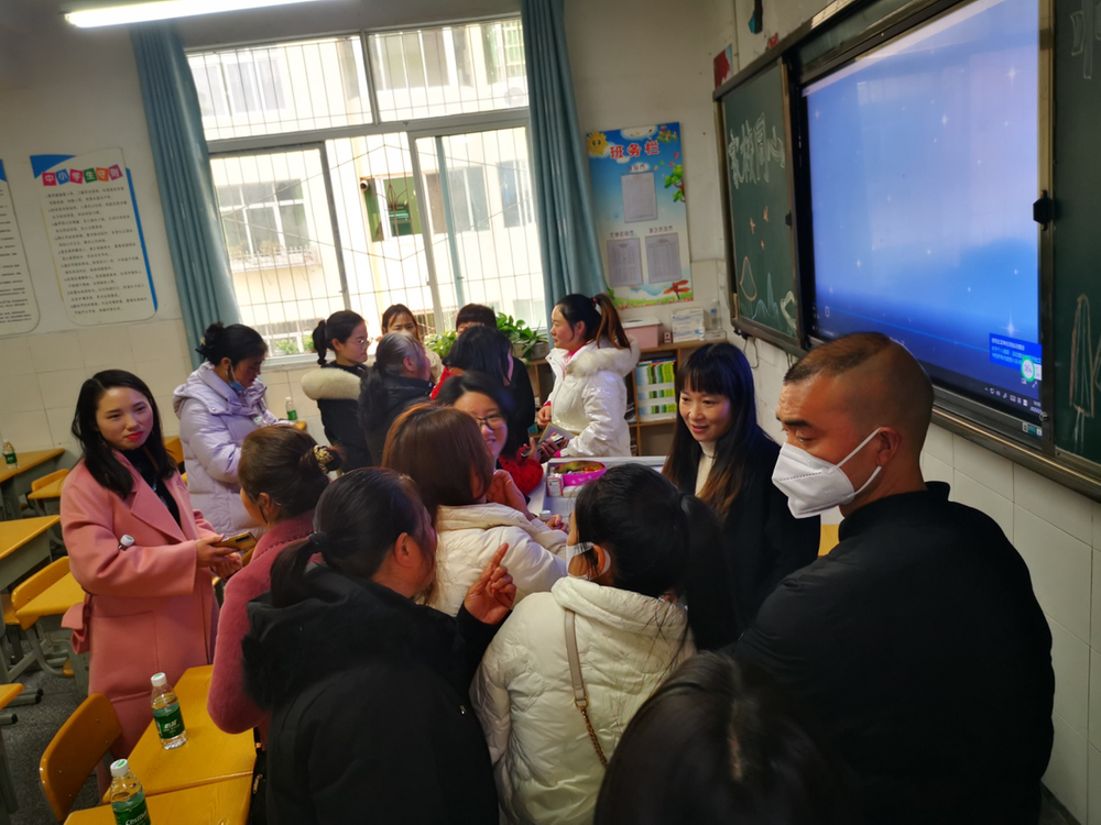 巴州区七小召开2023春季学期家长会