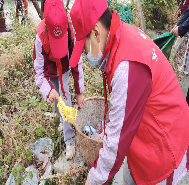 南江县龙渠小学开展创建文明城市志愿服务活动