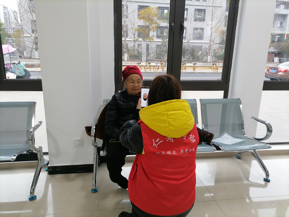 老年养老认证难，网格员帮忙轻松“刷脸”