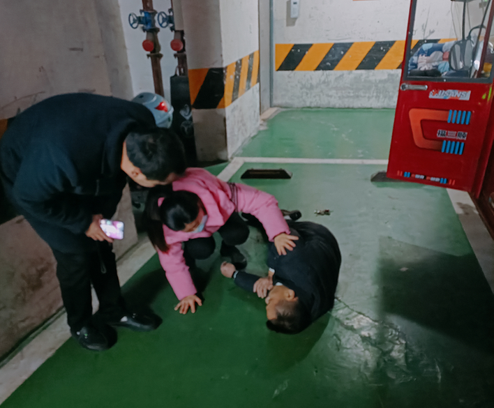 网格员及时求助昏厥老人