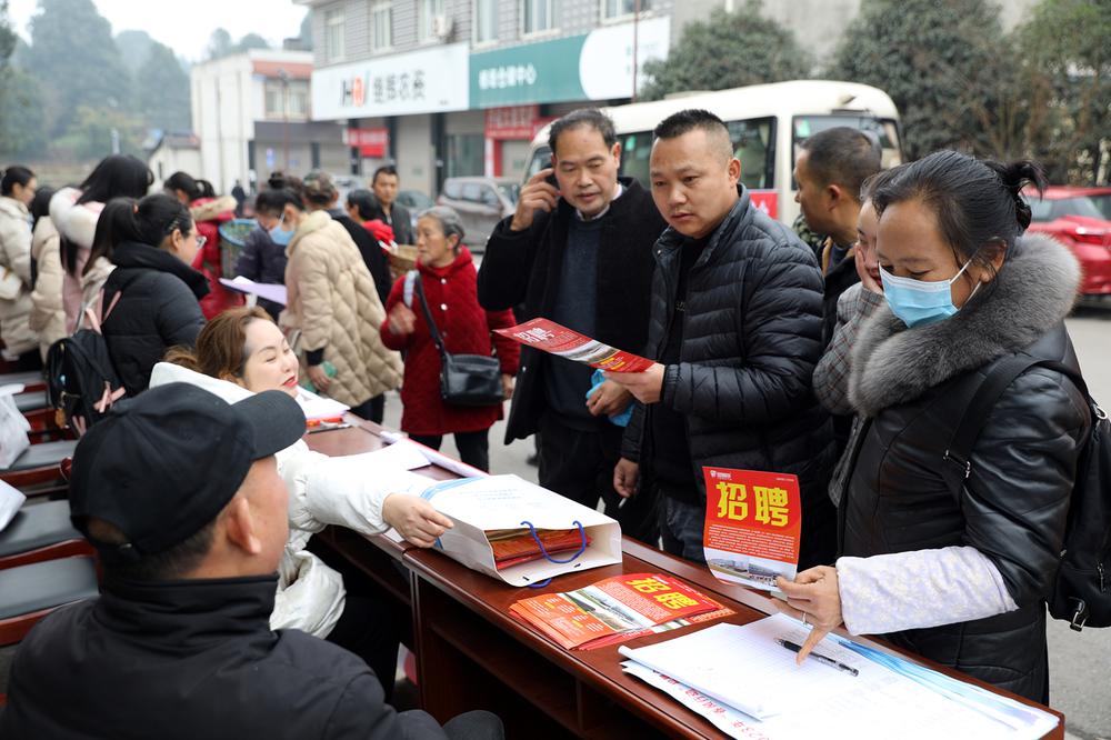 丹棱：招工小巴上山下乡 就业服务进村入户