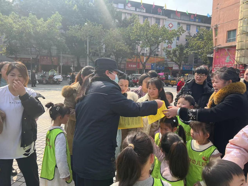 岳池县城市管理综合执法大队开展城市管理知识宣传活动