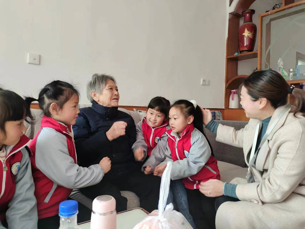 成都东部新区石板凳街道虎山社区关爱空巢老人 