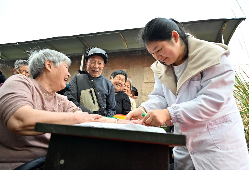 东兴区永兴镇卫生院：健康体检送下乡 贴心服务暖人心