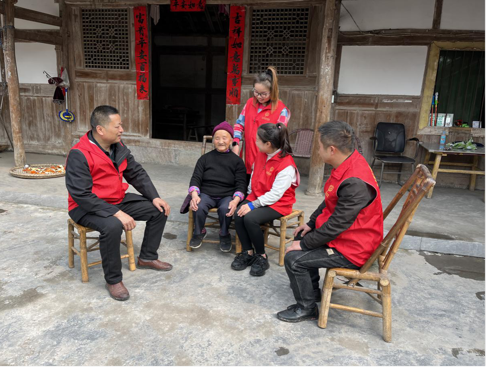 彭山区公义镇龙安村雷锋月里众人划桨开大船