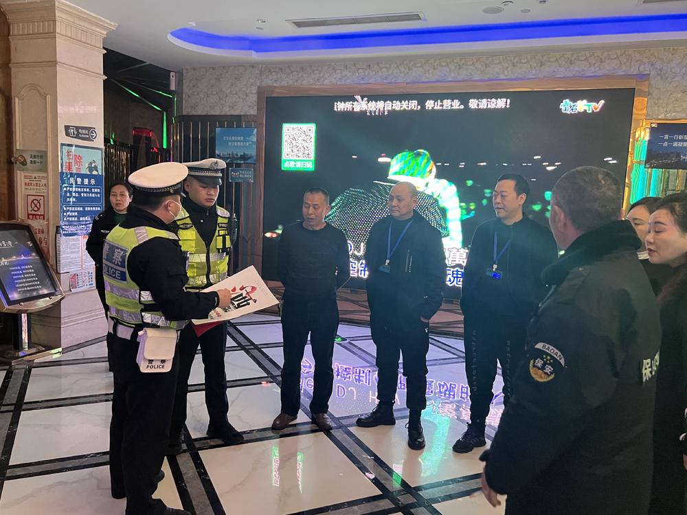 简阳公安交警走进酒驾“高发地”劝诫“酒后别开车”