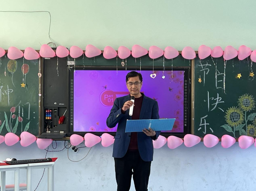  南江县侯家镇九义校举行庆“三八”表彰活动