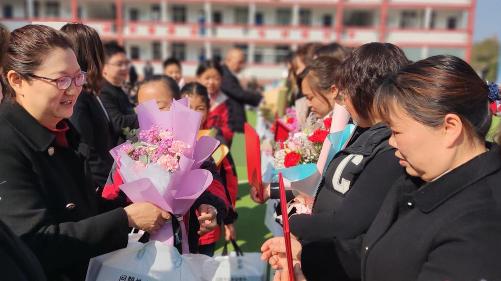  南江县长赤镇桥梁小学开展“励志·感恩”三八妇女节庆祝活动