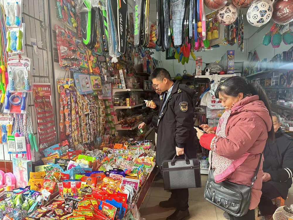 九龙市场监督管理所联合多部门开展校园周边食品检查