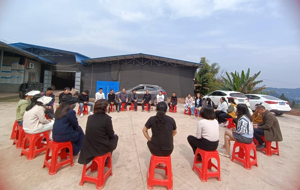 东兴区：驻村帮扶谈心交流进“田间”