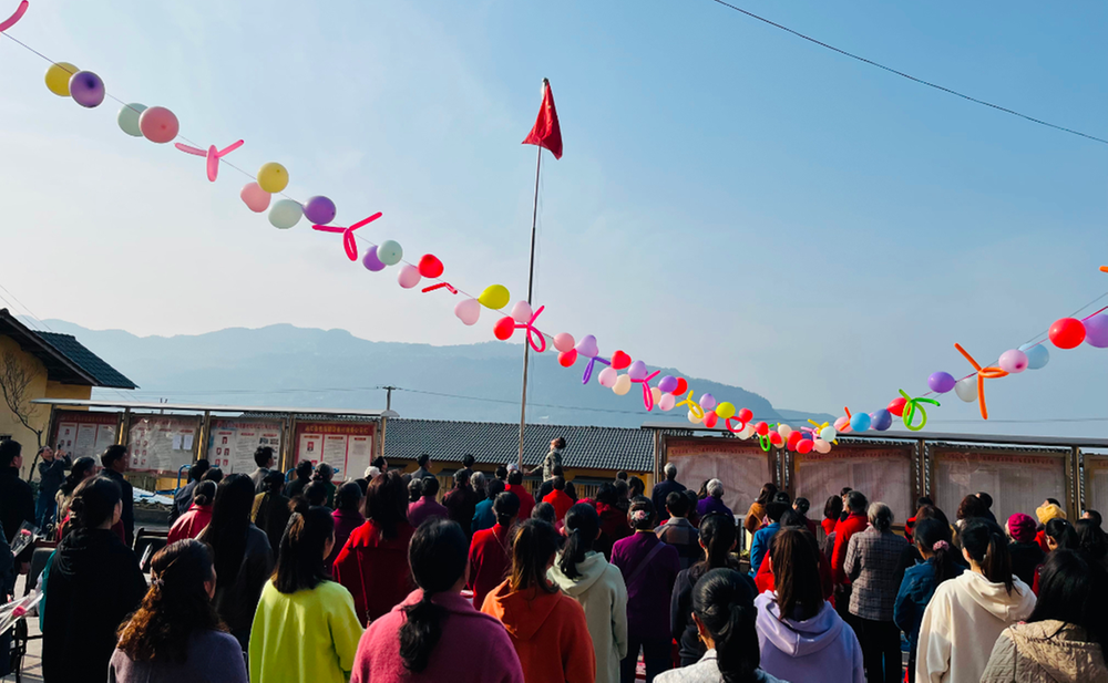 通江县第三小学、迎春村结对开展“三八”妇女节系列庆祝活动 