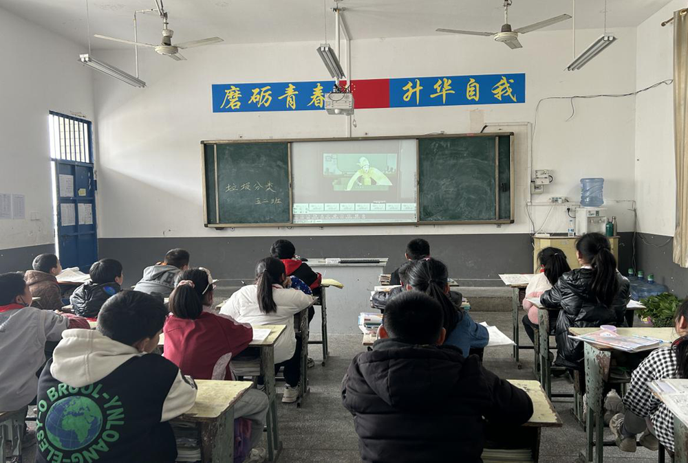 南江县八庙镇小学组织师生观看垃圾分类宣传片