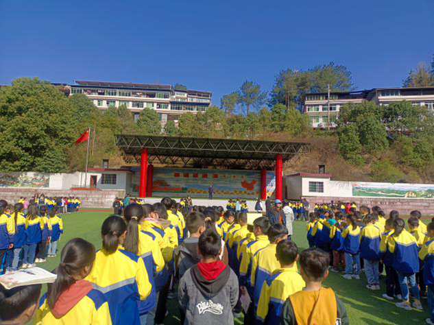 南江县公山镇小学开展防震安全演练活动