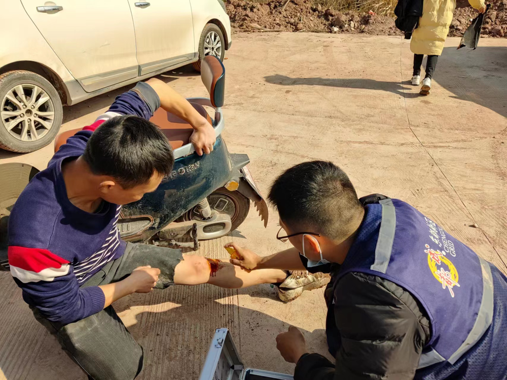 暖心！成都东部新区石板凳街道网格员及时救助伤者