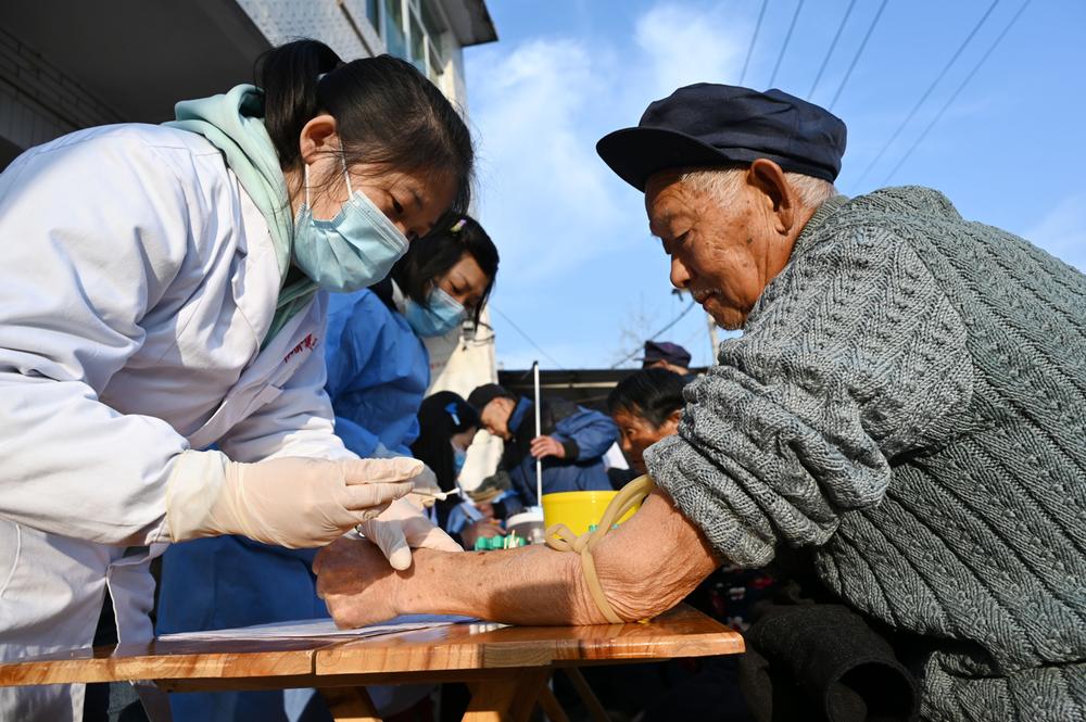 东兴区：健康送上门 关爱送到家
