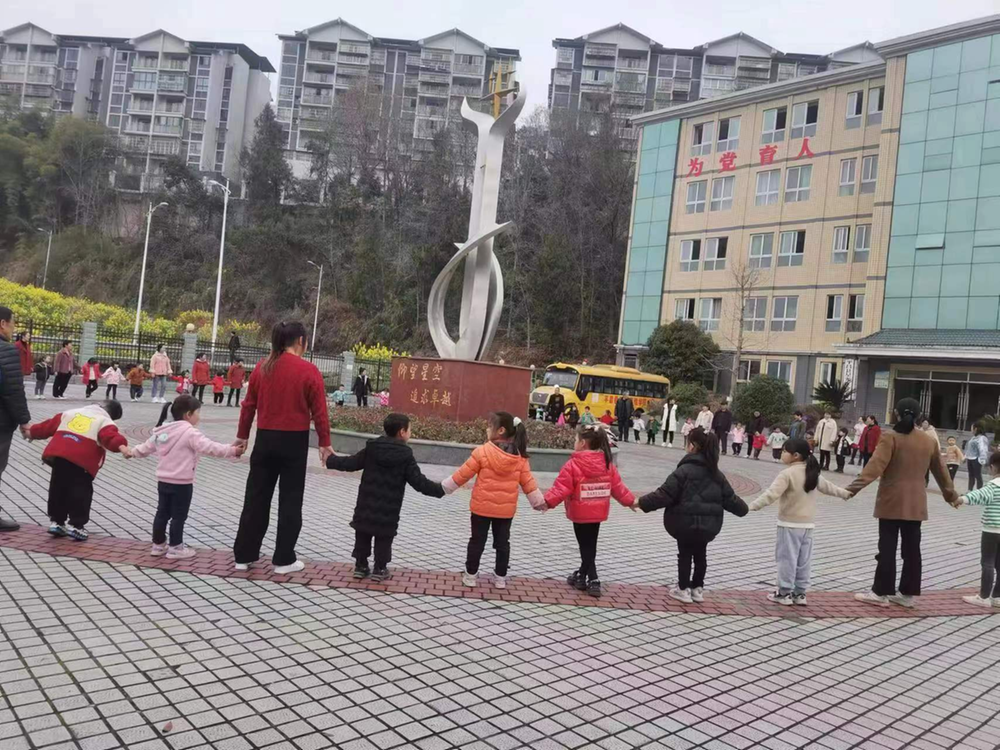 平昌县星光实验学校幼儿园开展主题亲子活动
