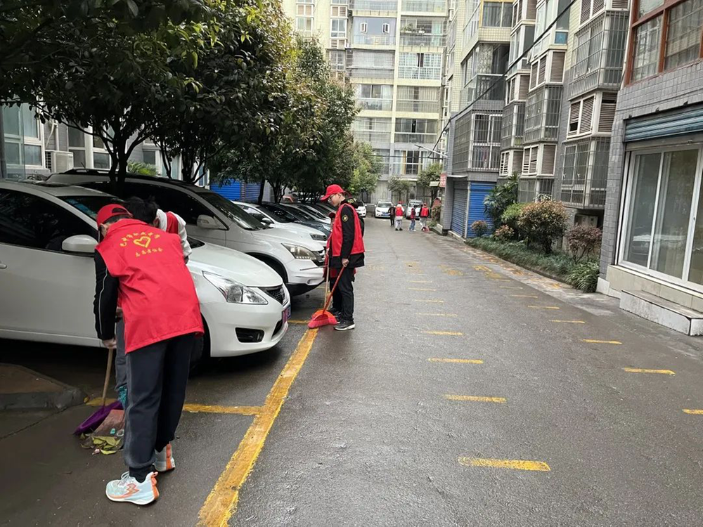 巴中市职业中学开展学雷锋主题实践活动