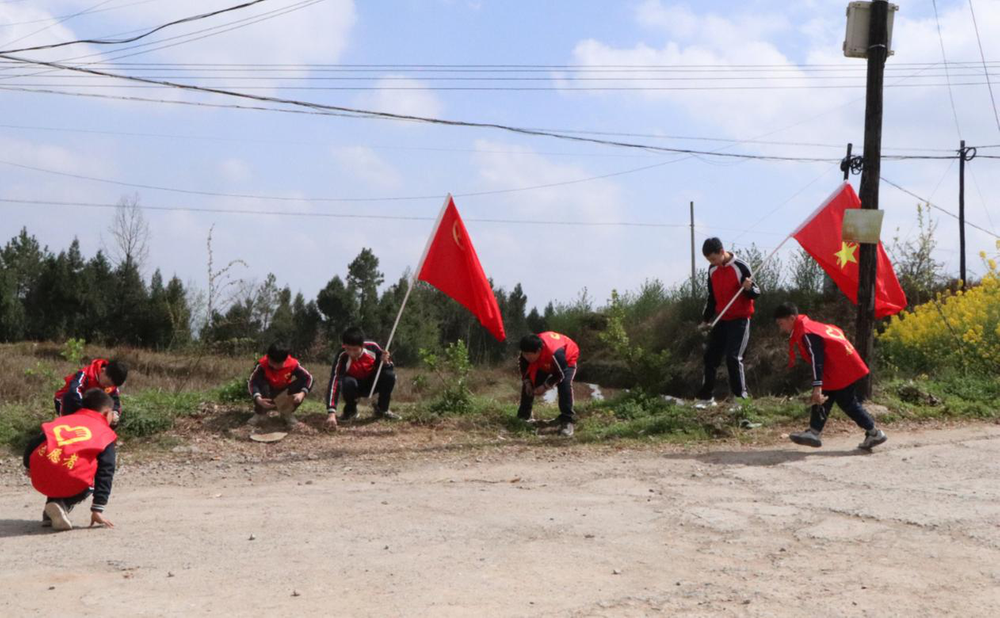 巴州区金碑小学开展学雷锋社会实践活动