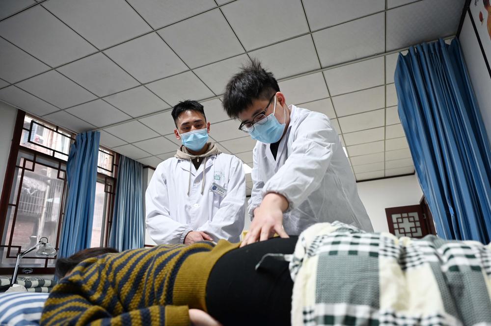 东兴区：中医康复服务走近寻常百姓家