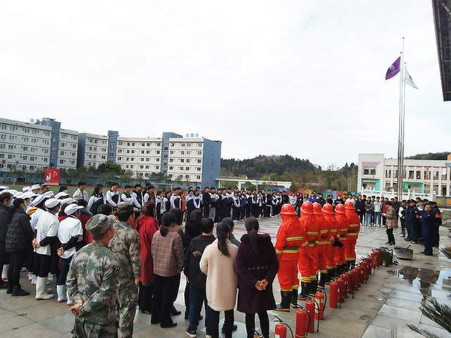 简阳职高开展消防知识培训和消防安全演练