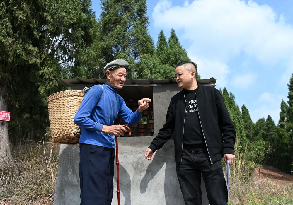 东兴区：“集中焚烧池”助力文明祭祀