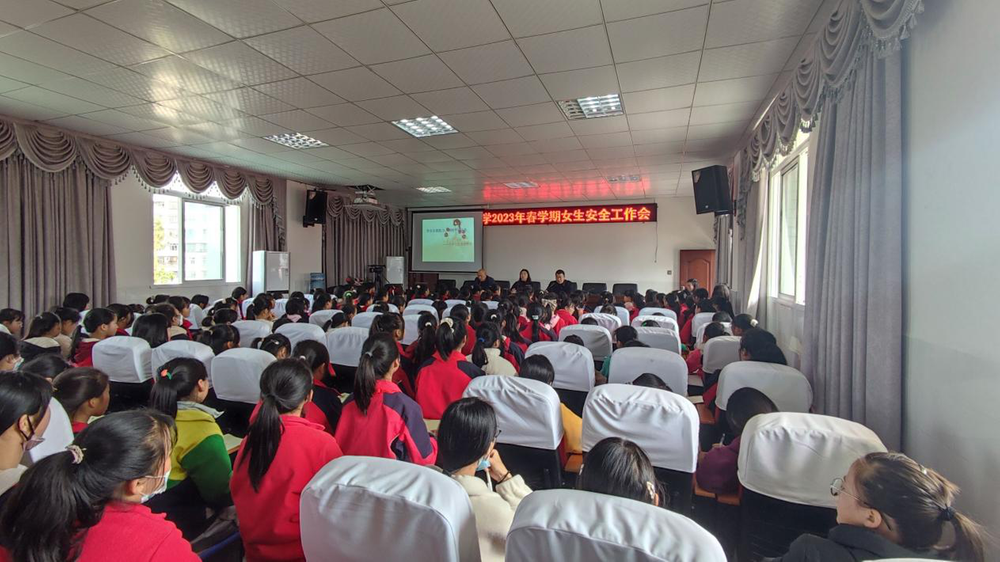 南江县长赤镇桥梁小学关爱青春期女生身心健康