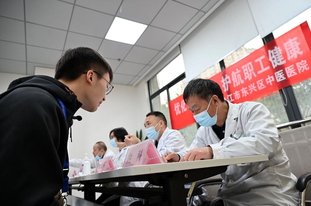 东兴区中医医院：优化营商环境 护航职工健康