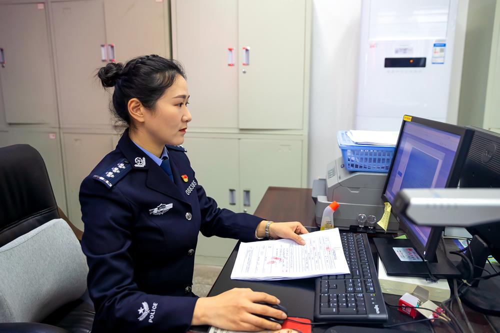 前锋户籍科民警张银燕：无悔绽芳华
