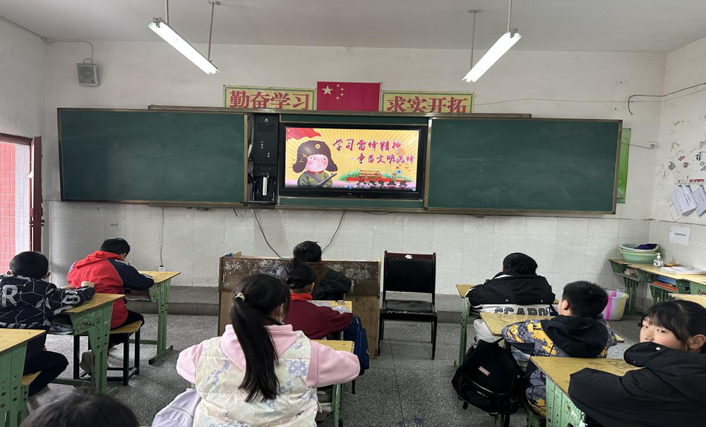 南江县龙渠小学开展“学雷锋精神 树校园新风”主题活动