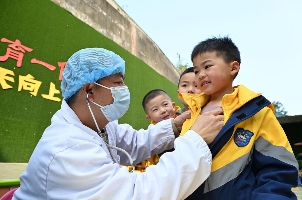 东兴区：健康护航“小天使”