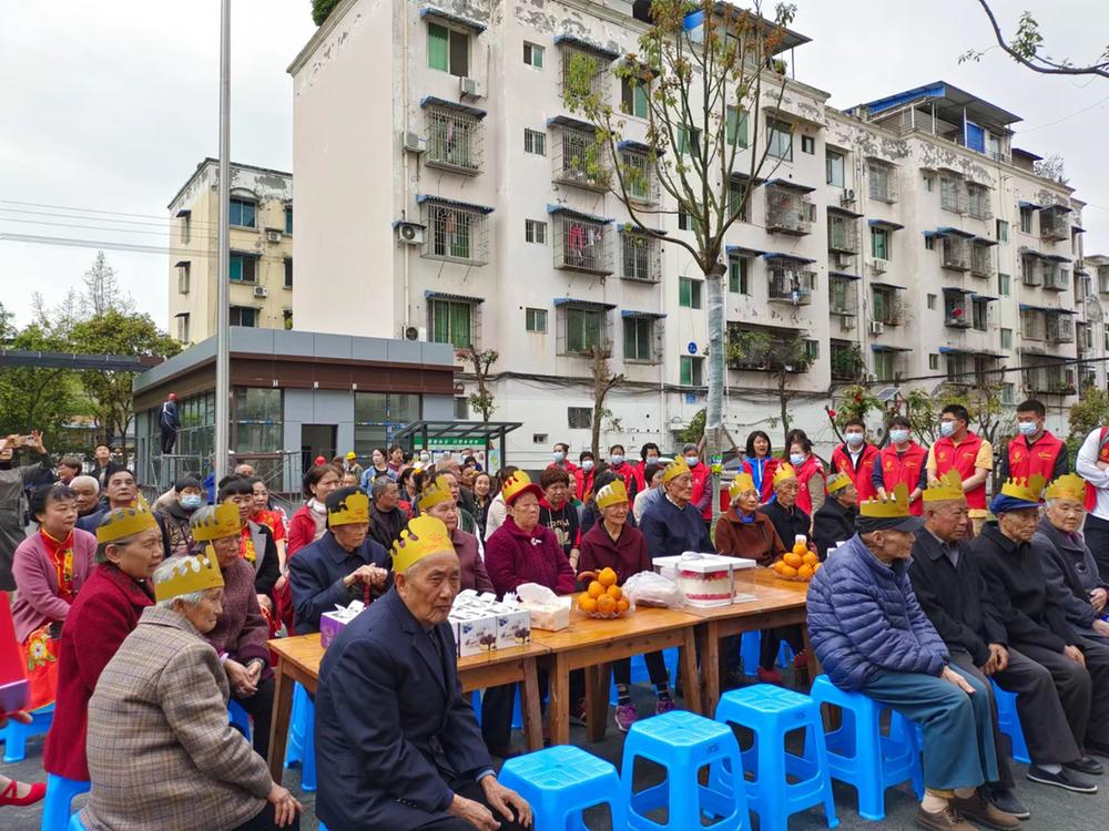 青神县：弘扬雷锋精神 共树时代新风